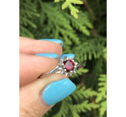 Кольцо серебряное с натуральным гранатом  Ноа 1737/9р гранат