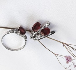 Кольцо серебряное с натуральным рубином Сердечки с камнями (1910/9р рубин)
