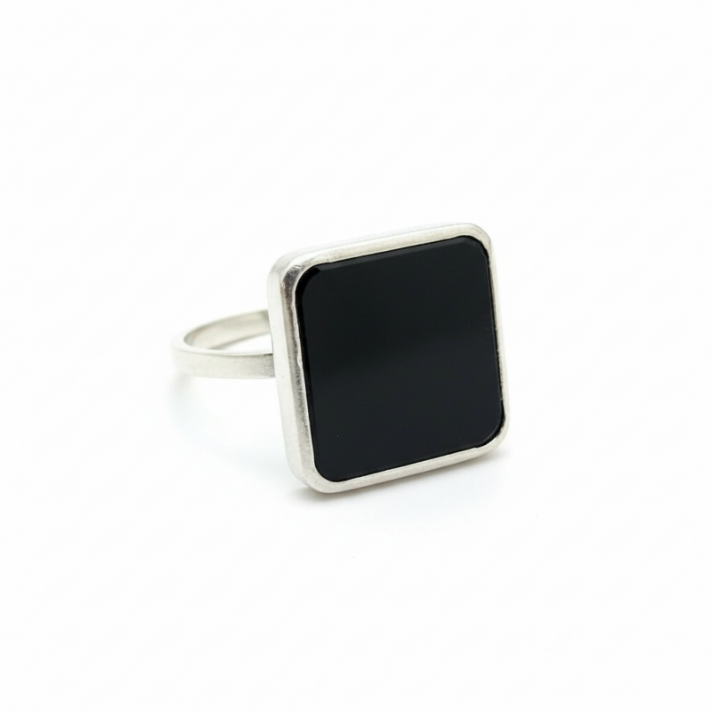 Кольцо серебряное с ониксом 977к
