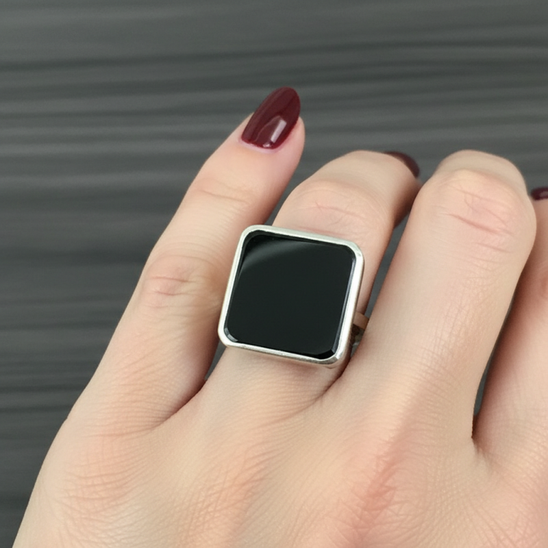 Кольцо серебряное с ониксом 977к