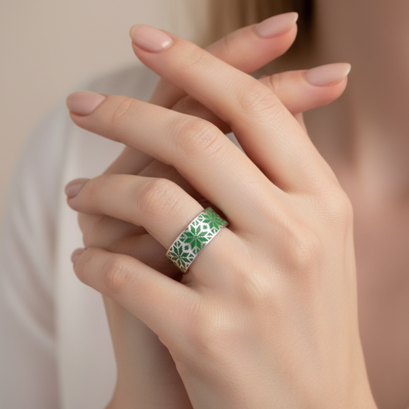 Кольцо серебряное с эмалью Вышиванка зелёное (А046кз)