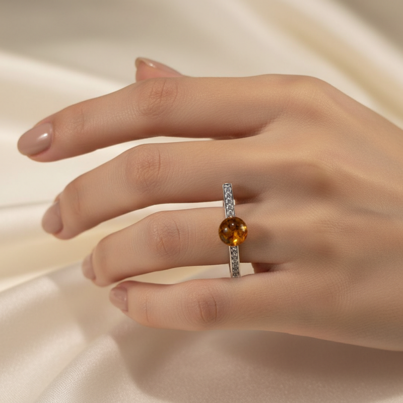 Кольцо серебряное с янтарем и фианитами (904кя)