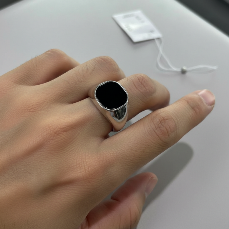 Печатка серебряная с ониксом квадратная (719к)