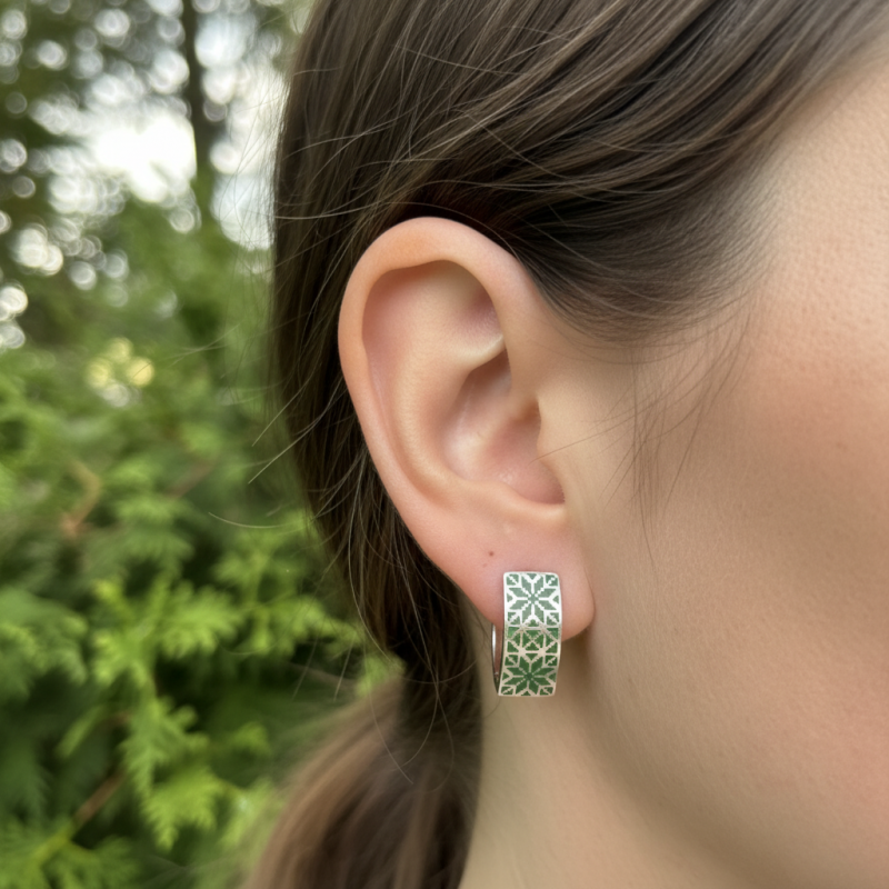 Серьги серебряные с эмалью Вышиванка зелёные (А046сз)