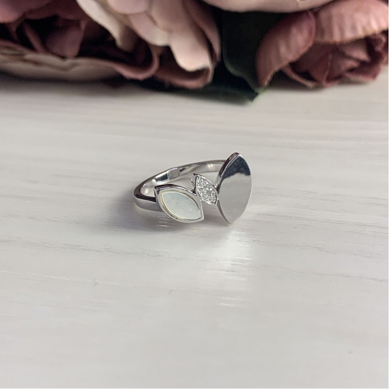 Серебряное кольцо SilverBreeze с натуральным перламутром 2037965 18.5 размер, 18.5 размер, 18.5 размер, 18.5 размер